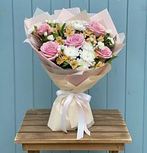 Букет цветов из:  Гвоздики, Орхидеи и Розы в Летний отдых