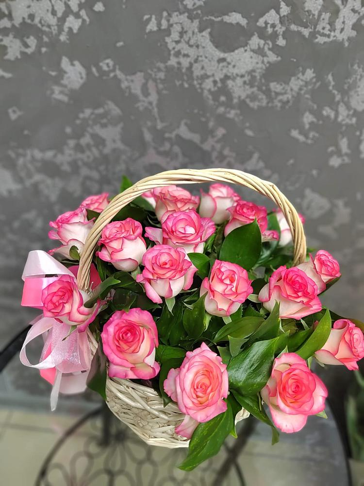 Цветочная композиция из Розы в корзине в Летний отдых
