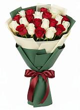 Букет Микс из красных и белых роз в Летний отдых