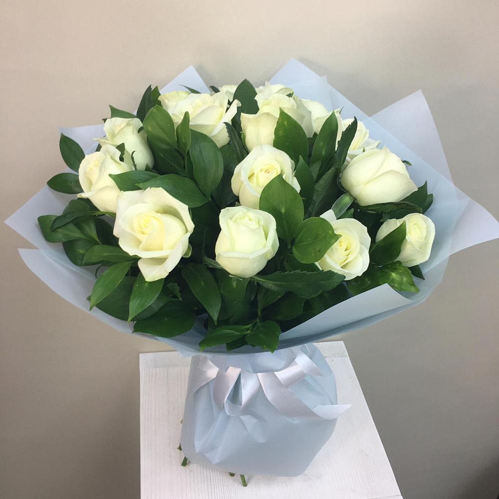 Букет 15 Белых роз Проуд в Летний отдых