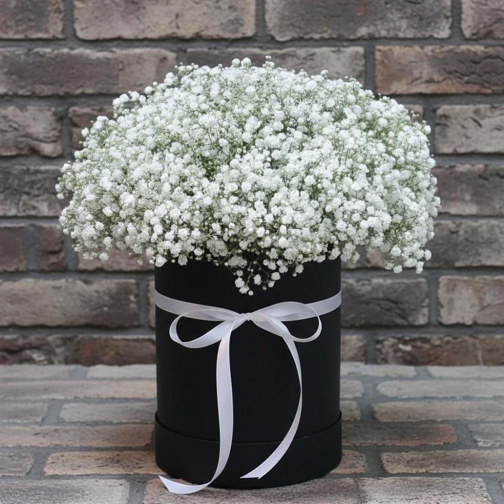 Цветочная композиция из Гипсофила в шляпной коробке в Летний отдых