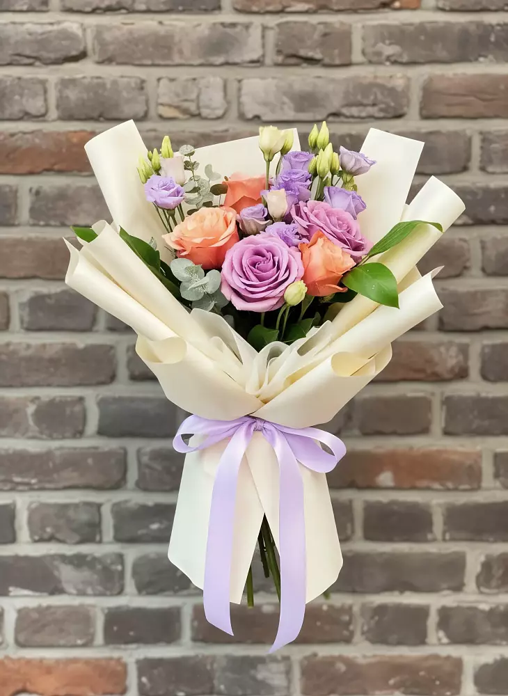 Букет цветов из: Лизиантусы и Розы в Летний отдых