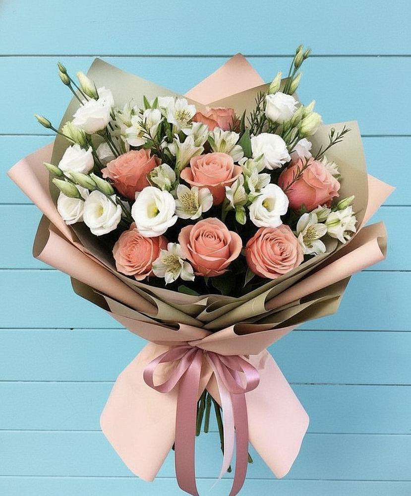 Букет цветов из: Розы, Альстромерии и Лизиантусы в Летний отдых