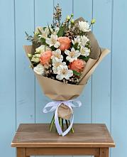 Букет цветов из:  Альстромерии, Лизиантусы, Розы и Хризантемы в Летний отдых