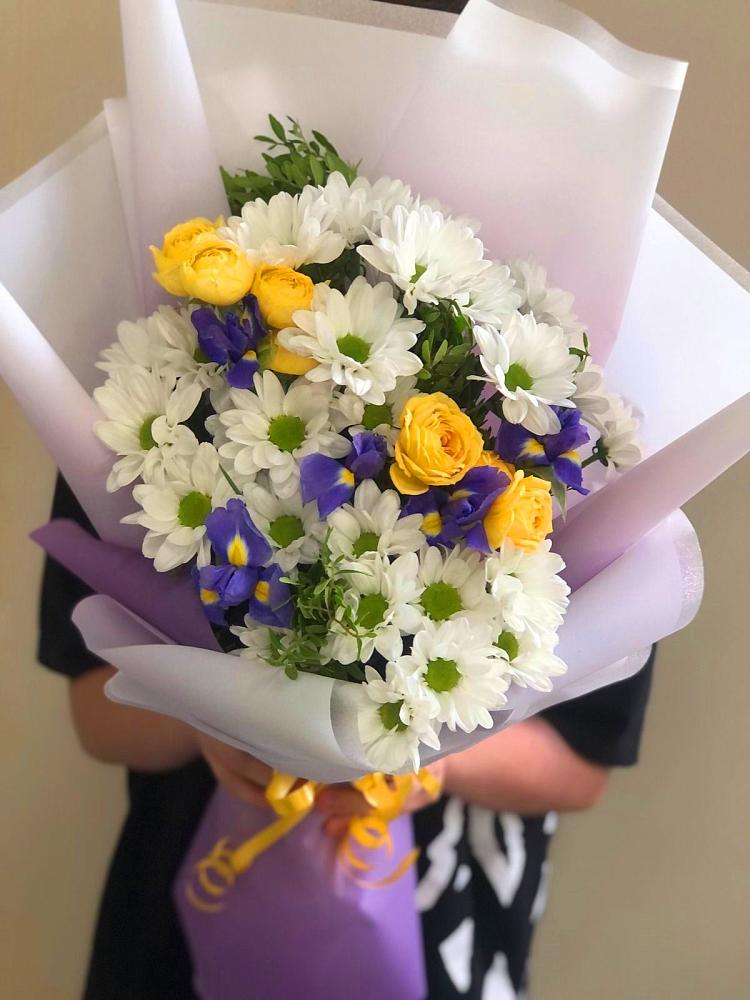 Букет цветов из: Ирисы, Хризантемы и Розы в Летний отдых