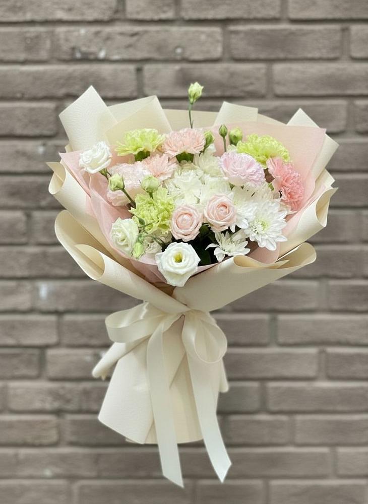 Букет цветов из: Гвоздики, Розы, Лизиантусы и Хризантемы в Летний отдых