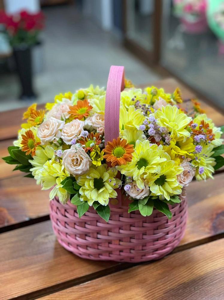 Цветочная композиция из Хризантемы и Розы в корзине в Летний отдых