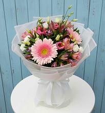 Букет цветов из:  Герберы, Альстромерии и Лизиантусы в Летний отдых