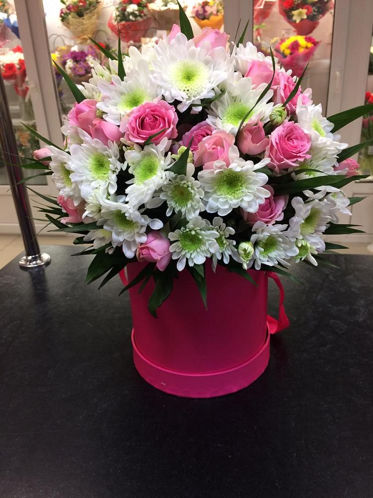 Цветочная композиция из Розы и Хризантемы в шляпной коробке в Летний отдых