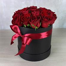 Цветочная композиция из Розы в шляпной коробке в Летний отдых