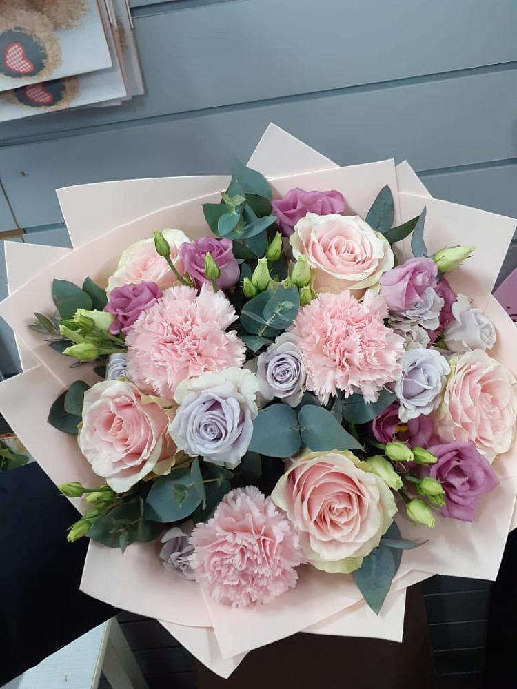 Букет цветов из: Розы, Гвоздики и Лизиантусы в Летний отдых