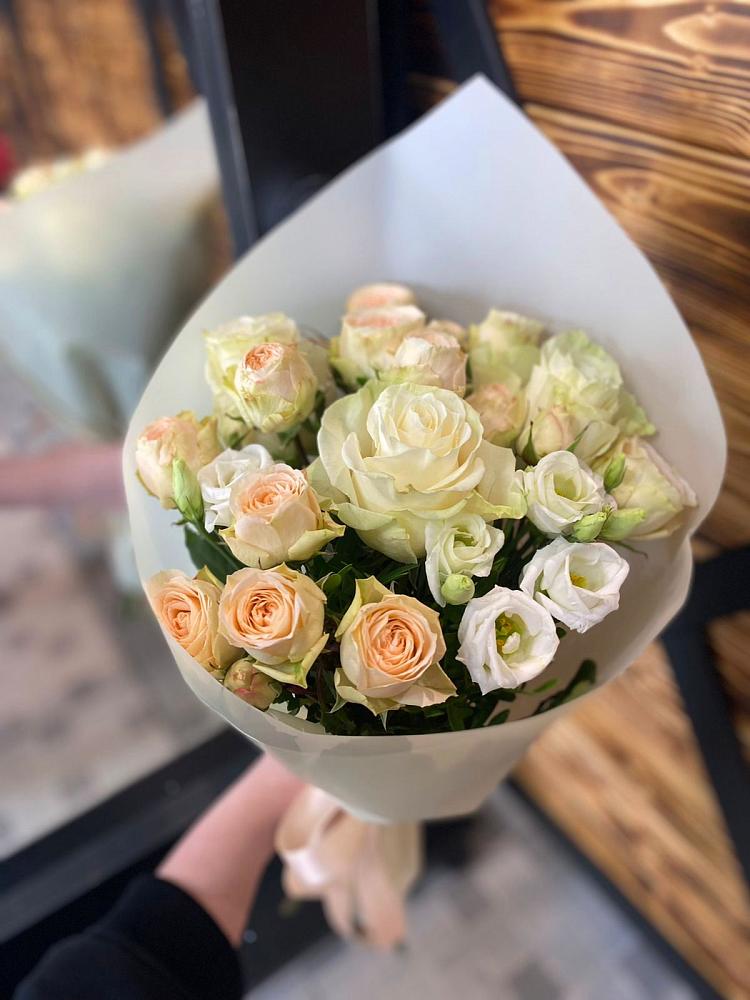 Букет цветов из: Розы и Лизиантусы в Летний отдых